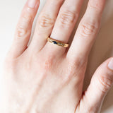 Anello a fascia in oro 18K con zaffiro e diamanti, anni ‘70