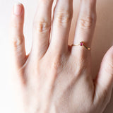 Anello a “V” vintage in oro 18K con rubino, anni ‘70