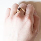 Anello vintage in oro 18K con granato di taglio a goccia, anni ‘40/‘50