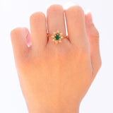 Anello vintage a margherita in oro 18K con smeraldo e diamanti (0.24ctw ca.), anni '70