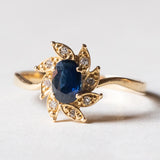 Anello vintage a margherita in oro 18K con zaffiro e diamanti, anni ‘70