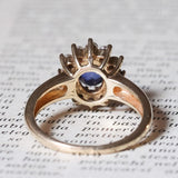 Anello a margherita vintage in oro 9K con zaffiro (0.80ct ca.) e diamanti (0.24ctw ca.), anni ‘60/‘70