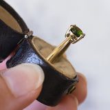 Solitario in oro 8K con cromodiopside verde, anni '60