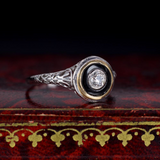 Anello solitario antico in oro bianco 18K con diamante centrale e onice, anni ‘30