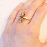 Anello vintage in oro 18K con pasta di vetro blu e paste di vetro rosse, anni ‘50