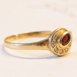 Anello vintage in oro 18K con granato e pietre bianche, anni ‘70