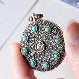 Pendente portafoto in oro giallo 18K e argento con diamanti (centrale di 0.35ct ca.) e turchesi, anni ‘20/‘30
