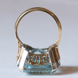 Anello vintage in oro giallo 18K e in oro bianco 18K con acquamarina (17ct ca.) e diamanti (0.32ctw ca.), anni ‘70