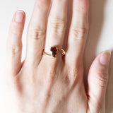 Anello vintage in oro 18K con granato di taglio a goccia, anni ‘40/‘50