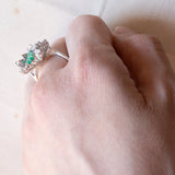 Anello vintage in oro bianco 18K con smeraldi (2.40ctw ca.) e diamanti (2ctw ca.), anni ‘60/‘70