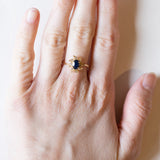 Anello vintage a margherita in oro 18K con zaffiro e diamanti, anni ‘70