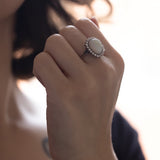 Anello vintage in oro bianco 14K con opale (5ct ca.) e diamanti (0.64ctw ca.), anni '70