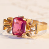 Anello vintage in oro 18K con pasta di vetro rosa, anni ‘60