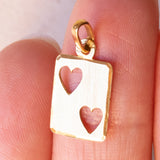 Lotto comprendente ciondolo in oro 18K con zircone e ciondolo a forma di carta di due di cuori in oro 18K