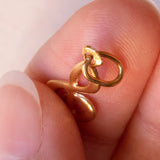 Lotto comprendente ciondolo in oro 18K con ametista, ciondolo in oro 18K con zaffiro e ciondolo a forma di chiave di violino in oro 18K