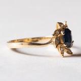 Anello vintage a margherita in oro 18K con zaffiro e diamanti, anni ‘70