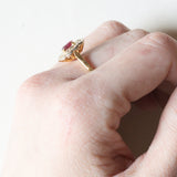 Anello vintage a margherita in oro 18K con rubino (0.30ct ca.) e diamanti (0.30ctw ca.), anni ‘60