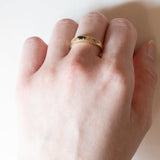 Anello a fascia in oro 18K con zaffiro e diamanti, anni ‘70