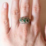 Anello vintage in stile antico in oro giallo 18K e argento con smeraldi (0.80ctw ca.) e diamanti (0.36ctw ca.), anni '60