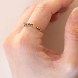 Anello vintage a “V” in oro 14K e zaffiri, anni ‘70