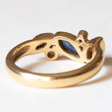 Anello vintage in oro 14K con rubino, smeraldo, zaffiro e diamanti (0.05ctw ca.), anni ‘70/‘80