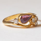 Anello vintage in oro giallo 18K con rubino (0.90ct ca.) e diamanti (0.20ctw ca.), anni ‘70/‘80