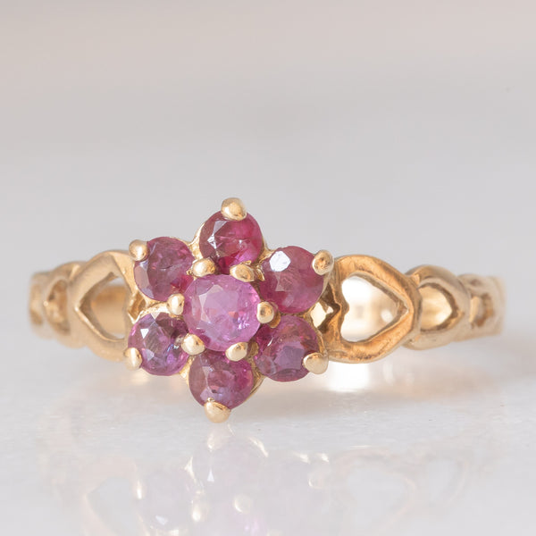 Anello a fiore vintage in oro giallo 9K con rubini (0.85ctw ca.) e decorazioni a cuore, anno 1982