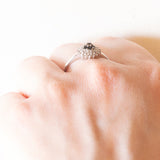 Винтажное кольцо из белого золота 9 карат с обработанными черными и белыми бриллиантами (около 0.25 карата).