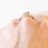 Moderner Contrarier-Ring aus 10 Karat Gelb- und Weißgold mit Spinellen (ca. 0.90 ctw) und Diamanten, Jahr 2016