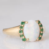 Anello vintage in oro giallo 8K con opale (0.90ct ca.) e smeraldi (0.10ctw ca.), anni ‘80
