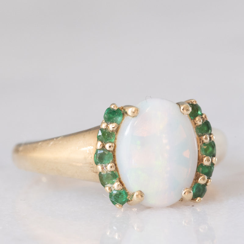 Anello vintage in oro giallo 8K con opale (0.90ct ca.) e smeraldi (0.10ctw ca.), anni ‘80