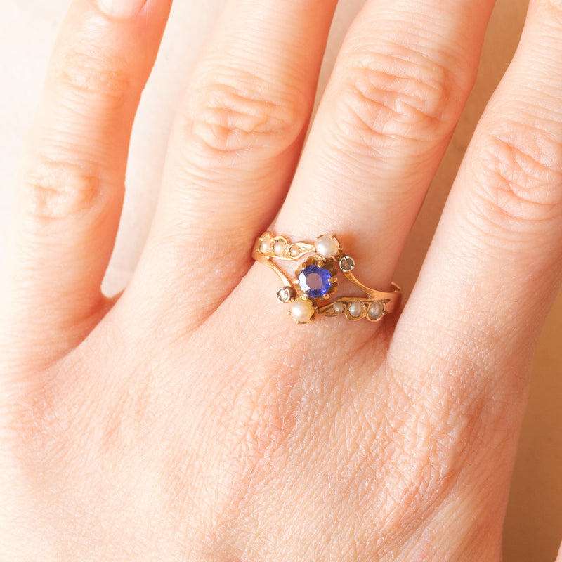 Anello Art Nouveau francese in oro giallo 18K con iolite (0.20ct ca.), diamanti di taglio rosetta e perline bianche, anni ‘10/‘20