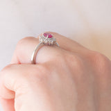 Anello a margherita vintage in platino con rubino (0.33ct) e diamanti (0.57ctw), anni ‘70