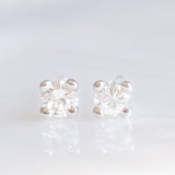Orecchini punto luce in oro bianco 18K con diamanti di taglio brillante (0.44ctw ca.)