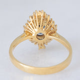 Anello a margherita navette in oro giallo 18K con zaffiro (1ct ca.) e diamanti di taglio brillante (0.75ctw ca.), anni ‘60/‘70