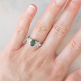Anello vintage in platino con tsavorite (0.94ct) e due fiori di diamanti (0.78ctw), anni ‘90/anni ‘2000