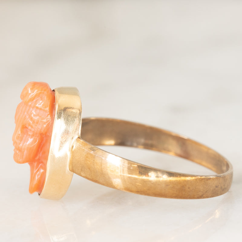Anello vintage in oro giallo 8K con cammeo su corallo arancione rappresentante viso di donna, anni ‘40/‘50