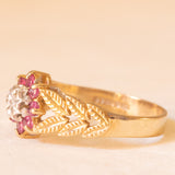 Vintage-Blumenring aus 9-karätigem Gelb- und Weißgold mit synthetischen Rubinen (ca. 0.40 ctw) und Diamant sowie mit seitlichen Verzierungen in Form von Blättern, 1989