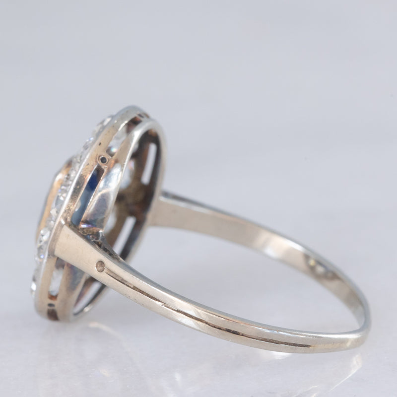Anello a margherita antico in oro bianco con zaffiro (0.70ct ca.) e diamanti di taglio vecchia miniera (1ctw ca.), anni ‘20/‘30