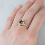 Anello a margherita vintage in oro giallo 14K con zaffiro (0.70ct ca.) e diamanti (0.20ctw ca.), anni ‘80