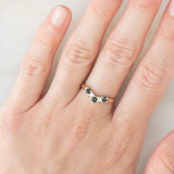 Anello a “V” vintage in oro giallo 9K con zaffiri (0.25ct ca.) e diamanti di taglio brillante (0.10ctw ca.), anni ‘80
