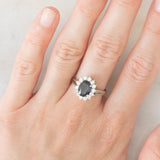 Anello a margherita in oro bianco 18K con zaffiro (1.30ct ca.) e diamanti di taglio brillante (0.44ctw ca.), anni ‘70