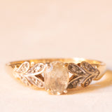 Anello vintage in oro giallo e bianco 9K con zaffiro giallo (1ct ca.) e diamanti, anni ‘60/‘70