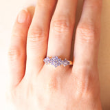 Vintage-Ring aus 9-karätigem Gelbgold mit floralem Dekor und Tansaniten (ca. 0.75 ctw), Jahr 2005