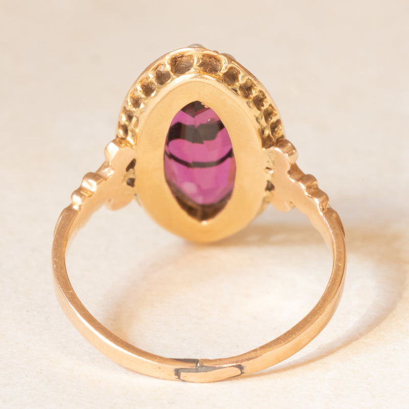 Anello a navette antico in oro giallo 18K con pasta di vetro rosa, perline bianche e con “S” di “Souvenir”, primi del ‘900