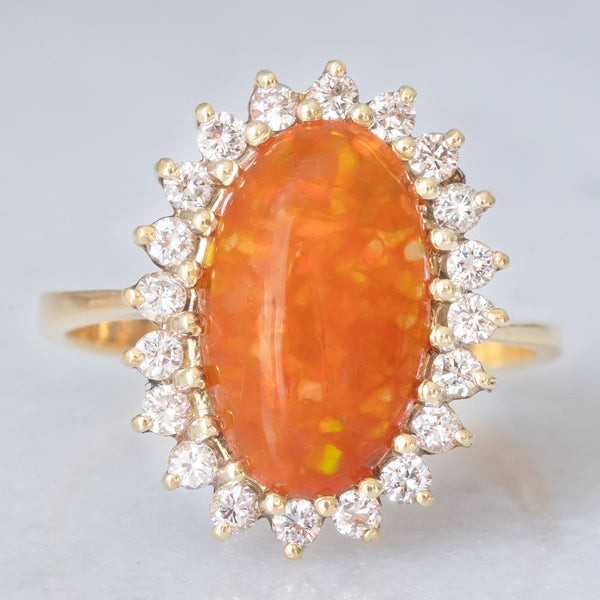 Anello a margherita vintage in oro giallo 14K con opale di fuoco sintetico e diamanti di taglio brillante (0.40ctw ca.), anni ‘80