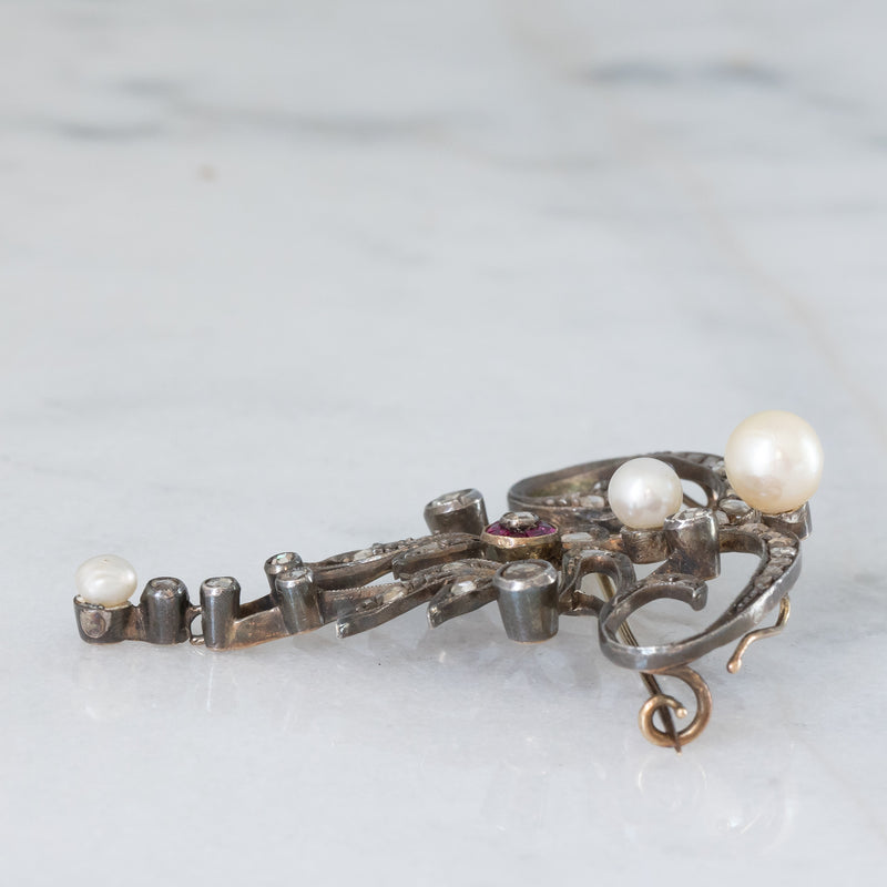 Collana con pendente/spilla Art Nouveau in oro giallo 18K e argento con diamanti di taglio rosetta (0.50ctw ca.), rubini e perle bianche, anni ‘10/‘20