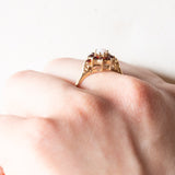 Vintage-Gänseblümchenring aus 9-karätigem Gelbgold mit Opal (ca. 0.12 ct) und Granaten (ca. 0.40 ctw), Jahr 1984