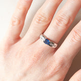 Vintage French band ring in 18K white gold with sapphire (approx. 0.75ct) and diamonds (approx. 0.18ctw), 70s/80s