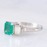 Trilogy vintage in stile Art Déco in platino con smeraldo (0.90ct) e diamanti (0.46ctw), anni ‘80